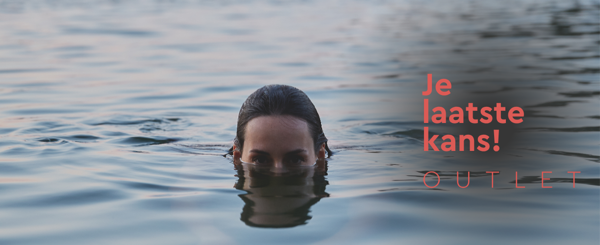 Vrouw in water met ogen die uitsteken boven het water